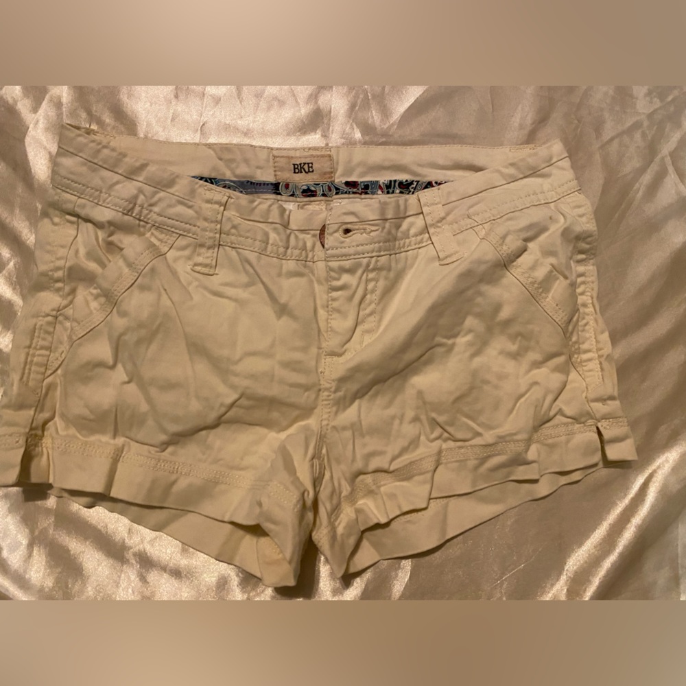 BKE size 26 white/crème colored shorts